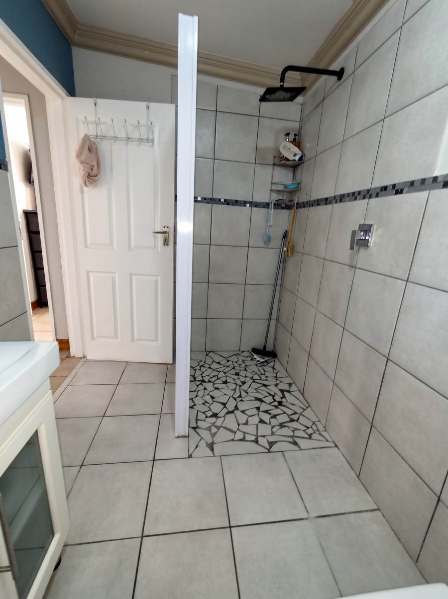 6 Bedroom Property for Sale in Struisbaai Western Cape